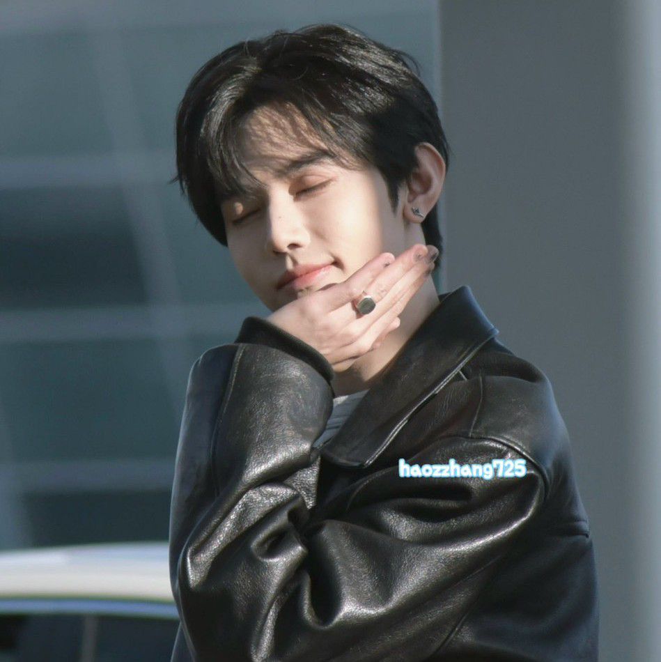 A moment captured by Zhang Hao (ZEROBASEONE)'s fan