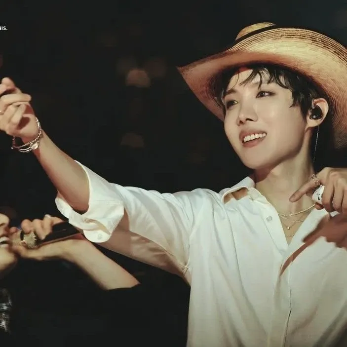 Foto terbaru j-hope (BTS)