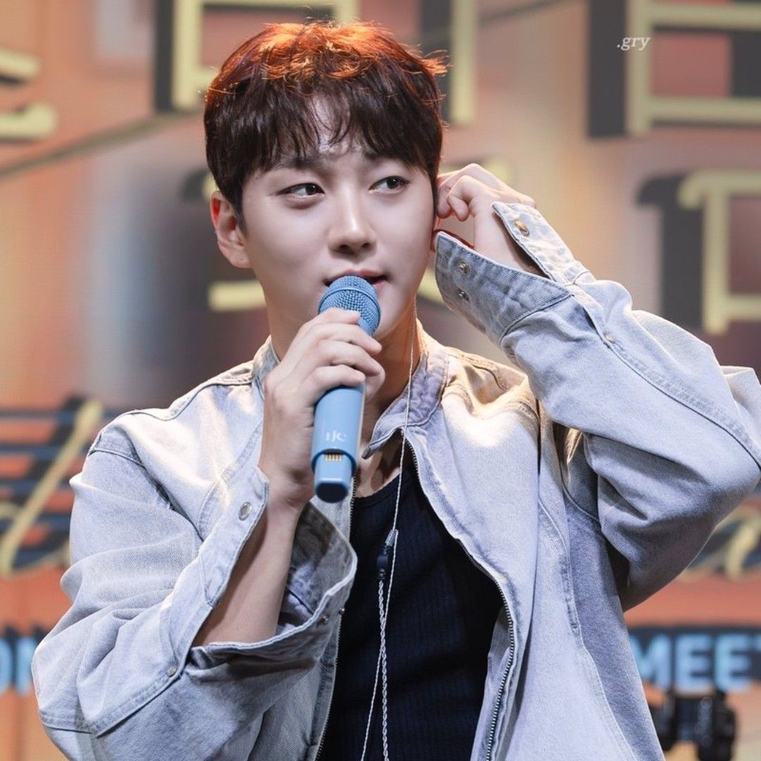 A moment captured by Hong Joochan (GoldenChild)'s fan