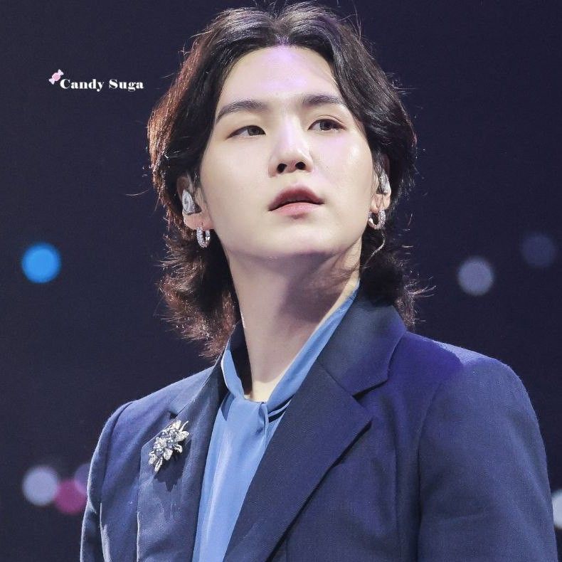 Foto aktivitas terbaru SUGA (BTS)