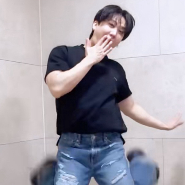 Behind-the-scenes cut of Heeseung