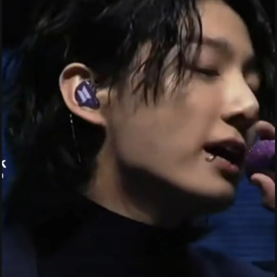 Foto aktivitas terbaru Jungkook (BTS)