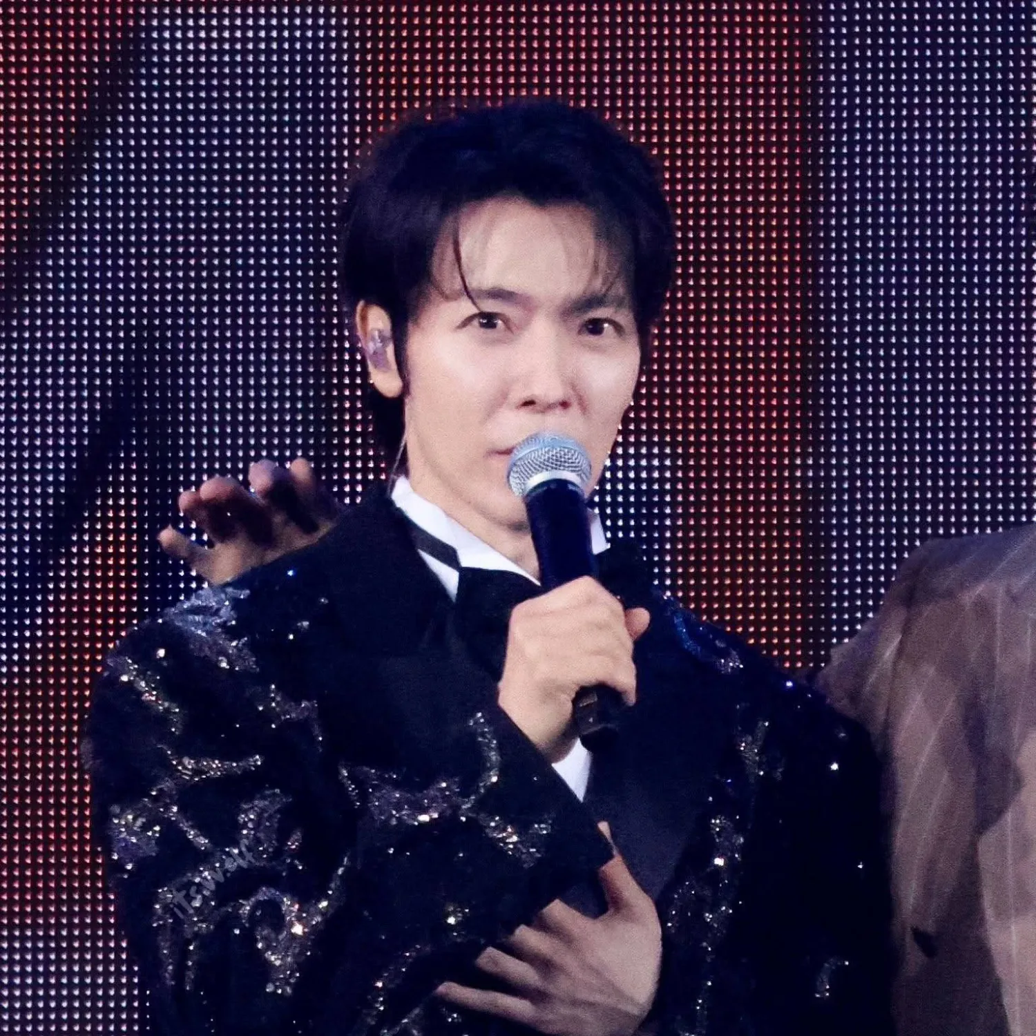 Behind-the-scenes cut of Super Junior