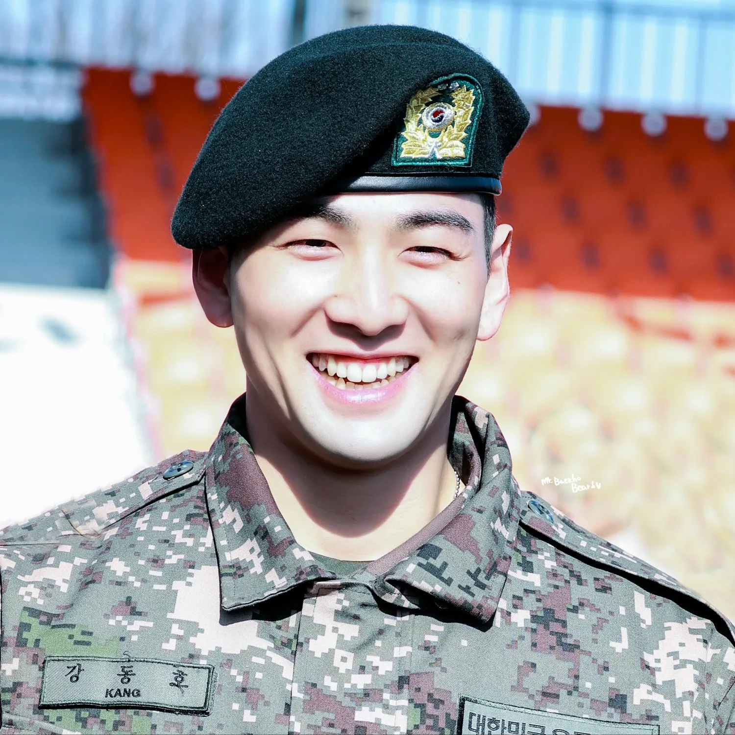 Behind-the-scenes cut of Baekho