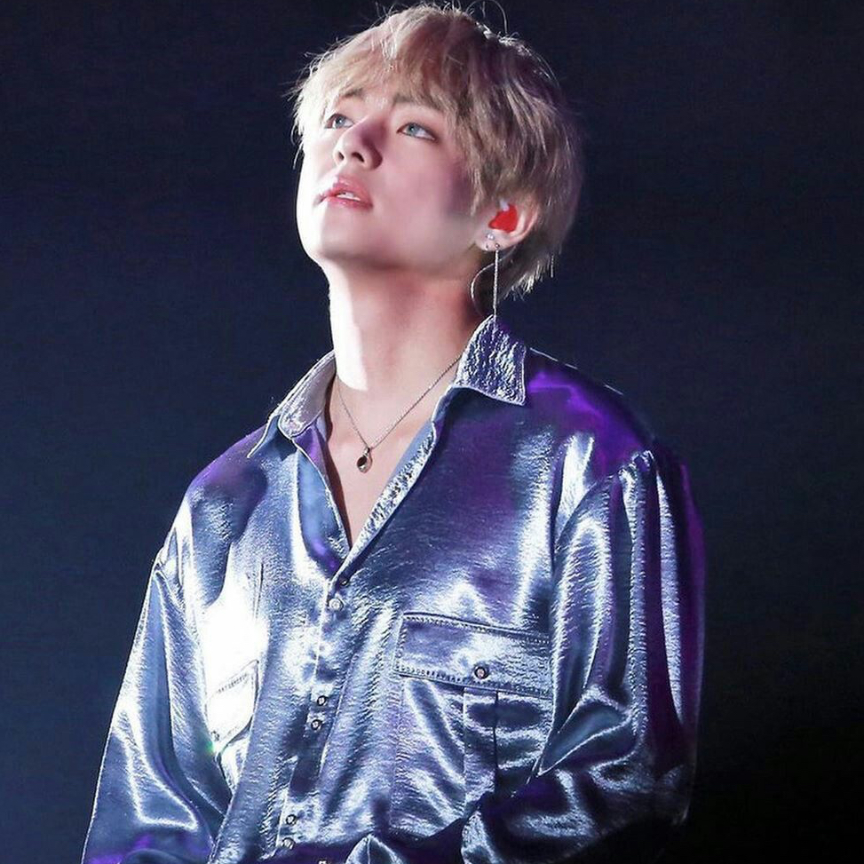 뷔 (방탄소년단)의 최신 사진