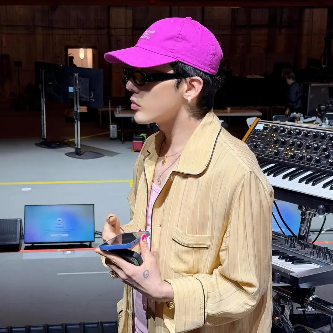 Foto aktivitas terbaru G-DRAGON (BIGBANG)