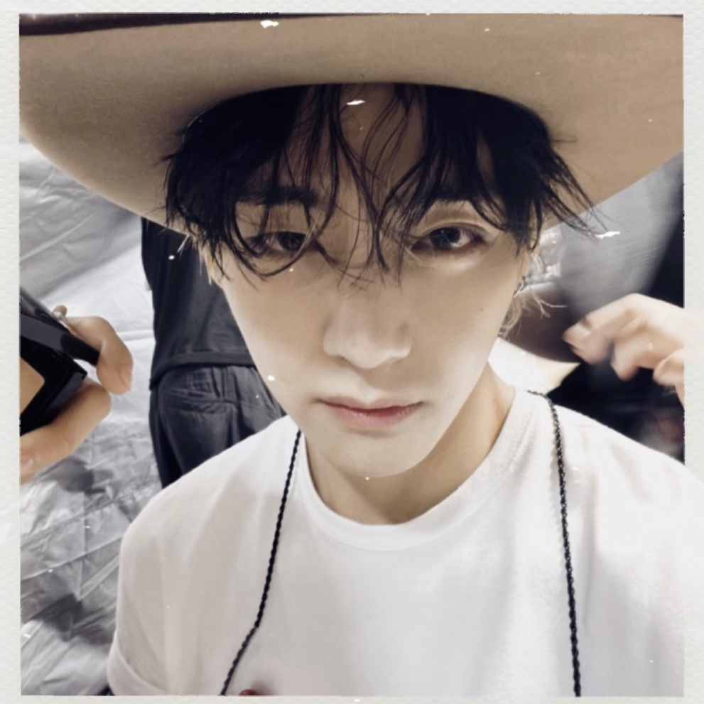 Behind-the-scenes cut of V (BTS)