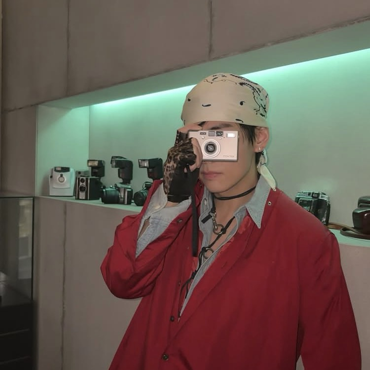 뷔 (방탄소년단)의 최신 사진