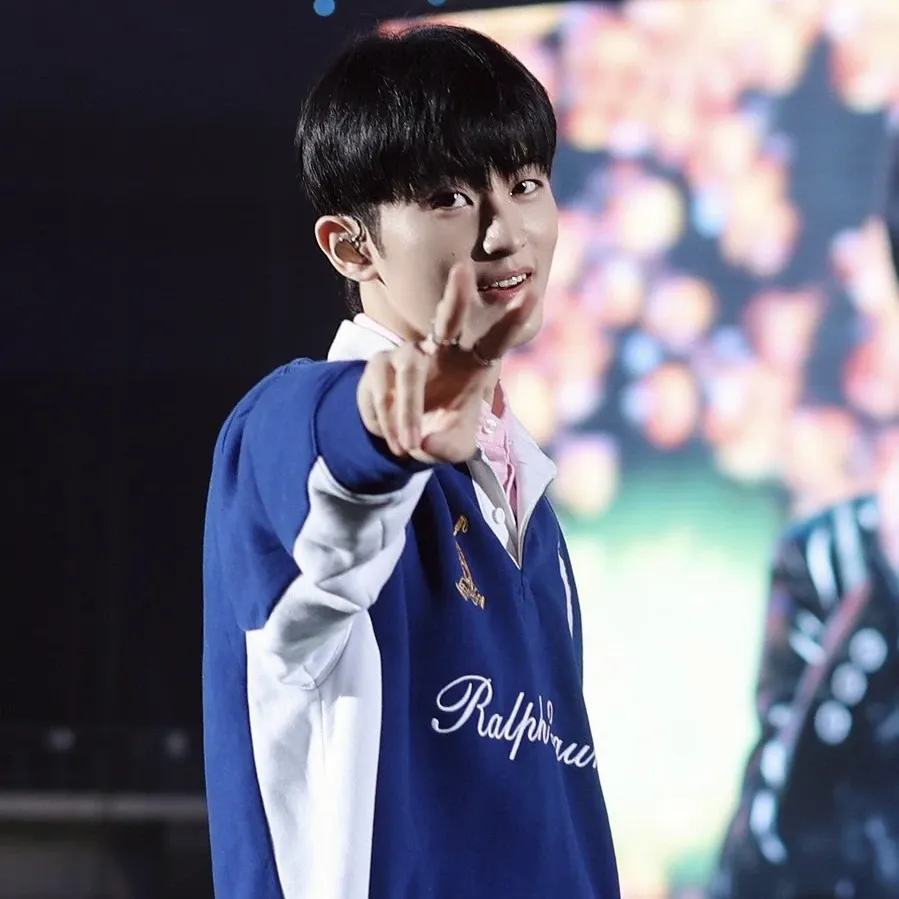 A moment captured by Mark (NCT 127, NCT DREAM)'s fan