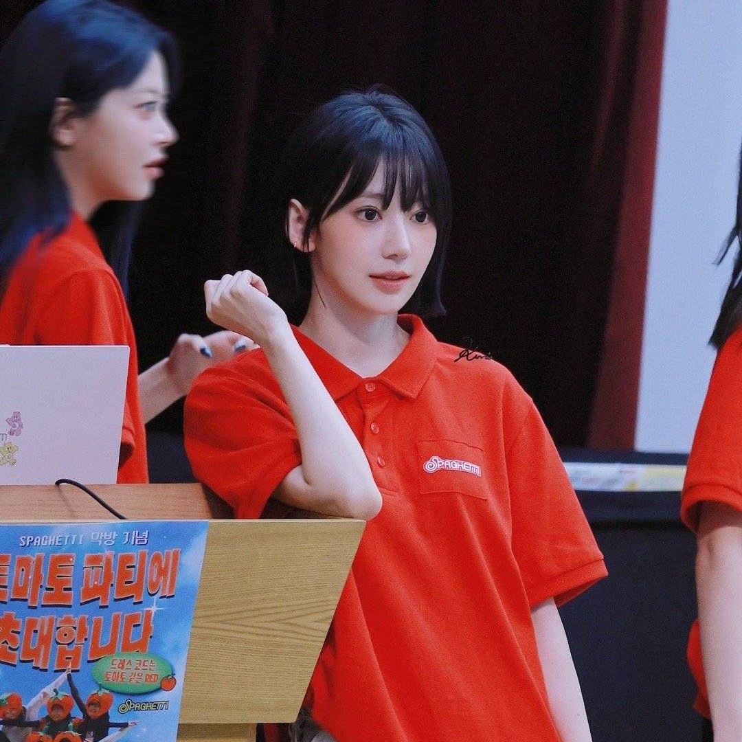 Recent activity shot of Sakura (LE SSERAFIM)