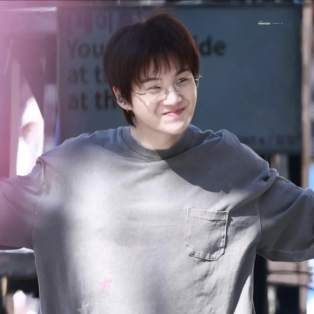 Foto aktivitas terbaru SUGA (BTS)