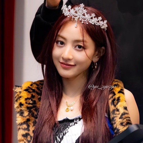 오늘 최애돌에서 빛나는 지효 (TWICE)의 대표 사진