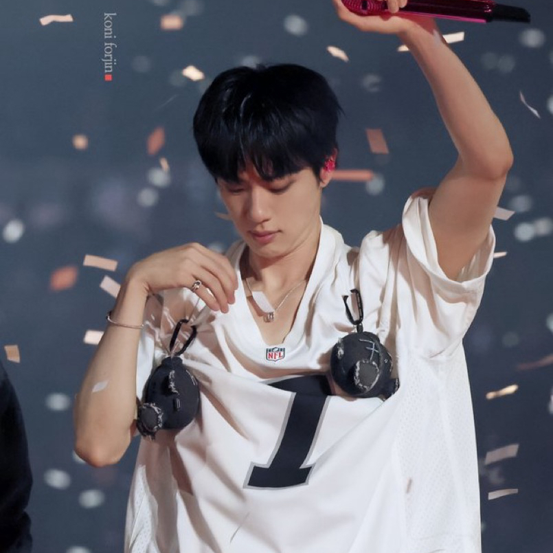 Foto aktivitas terbaru Jin (BTS)