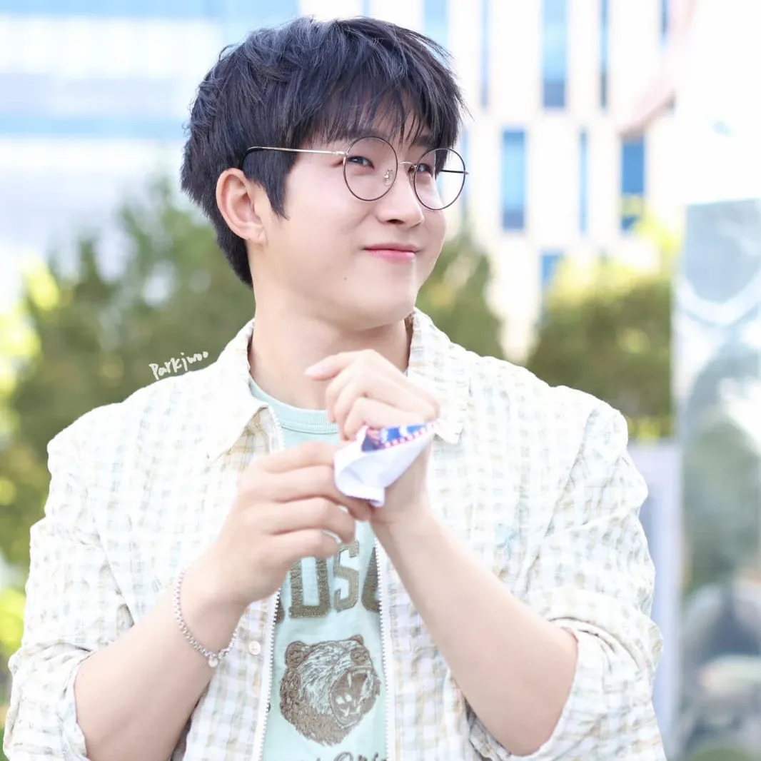Behind-the-scenes cut of Jinjin (ASTRO)