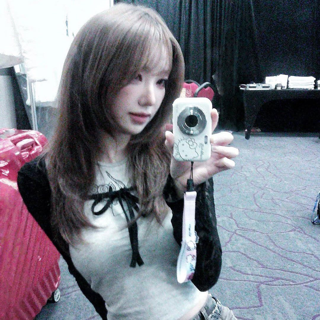 A moment captured by QWER's fan