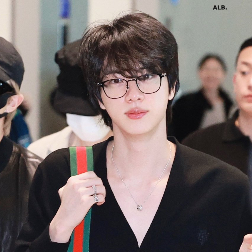 Momen yang diabadikan oleh penggemar Jin (BTS)