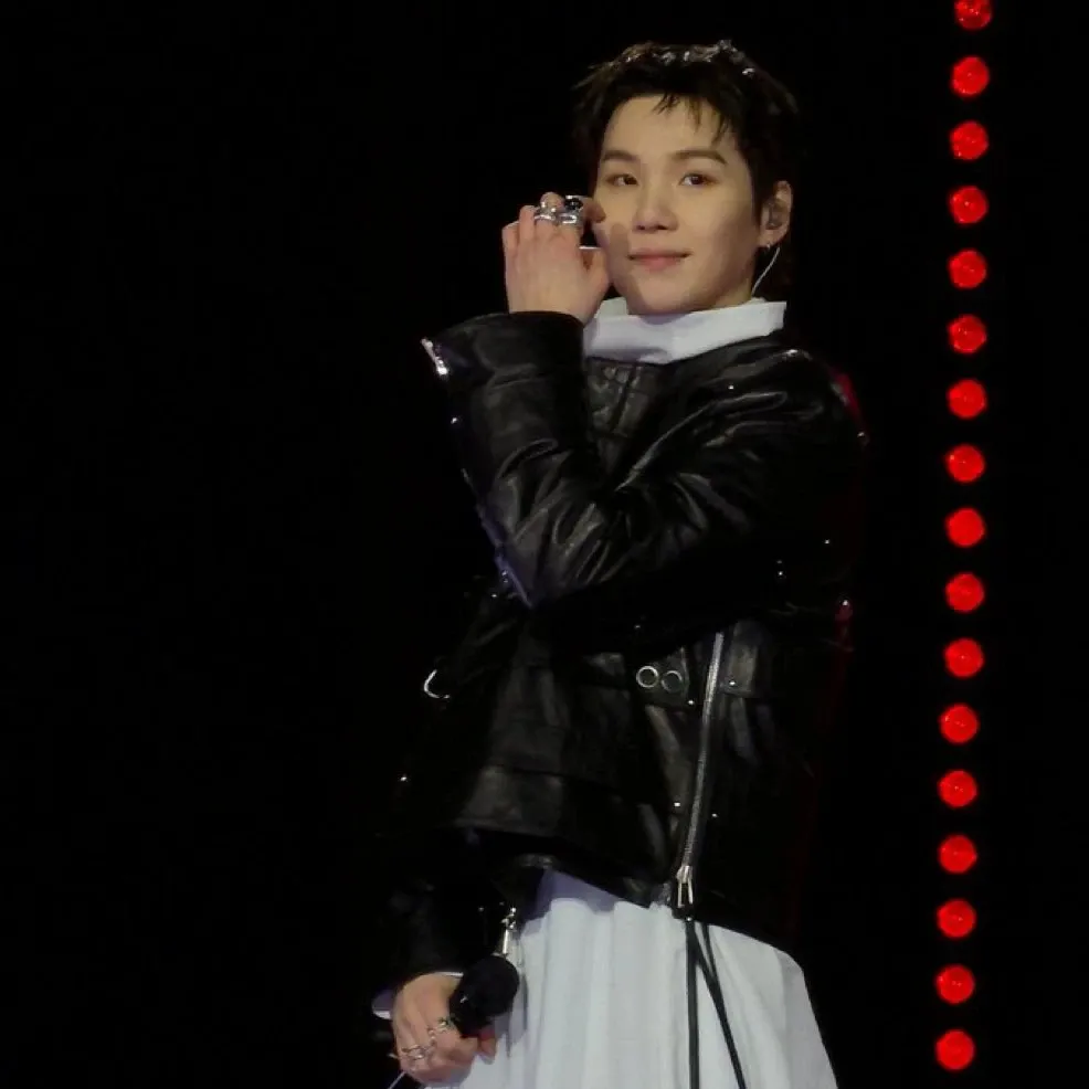 Foto aktivitas terbaru SUGA (BTS)