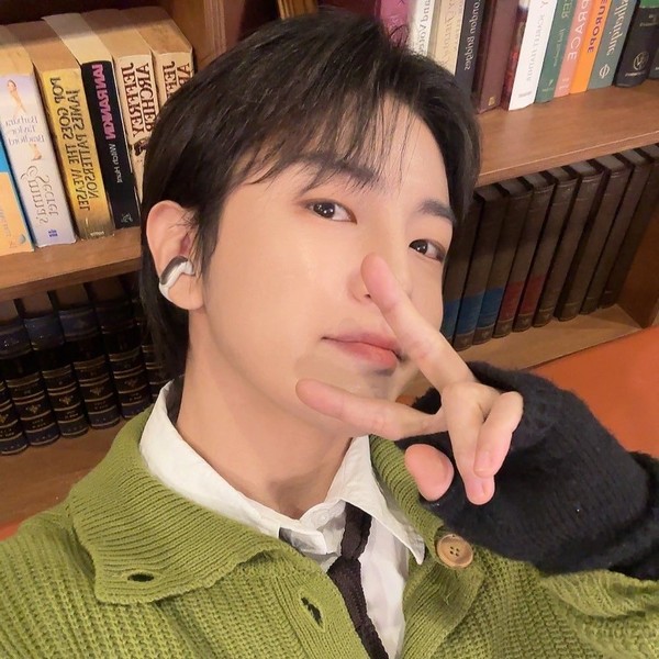 Shining profile picture of Donghun (A.C.E) on today's Choeaedol