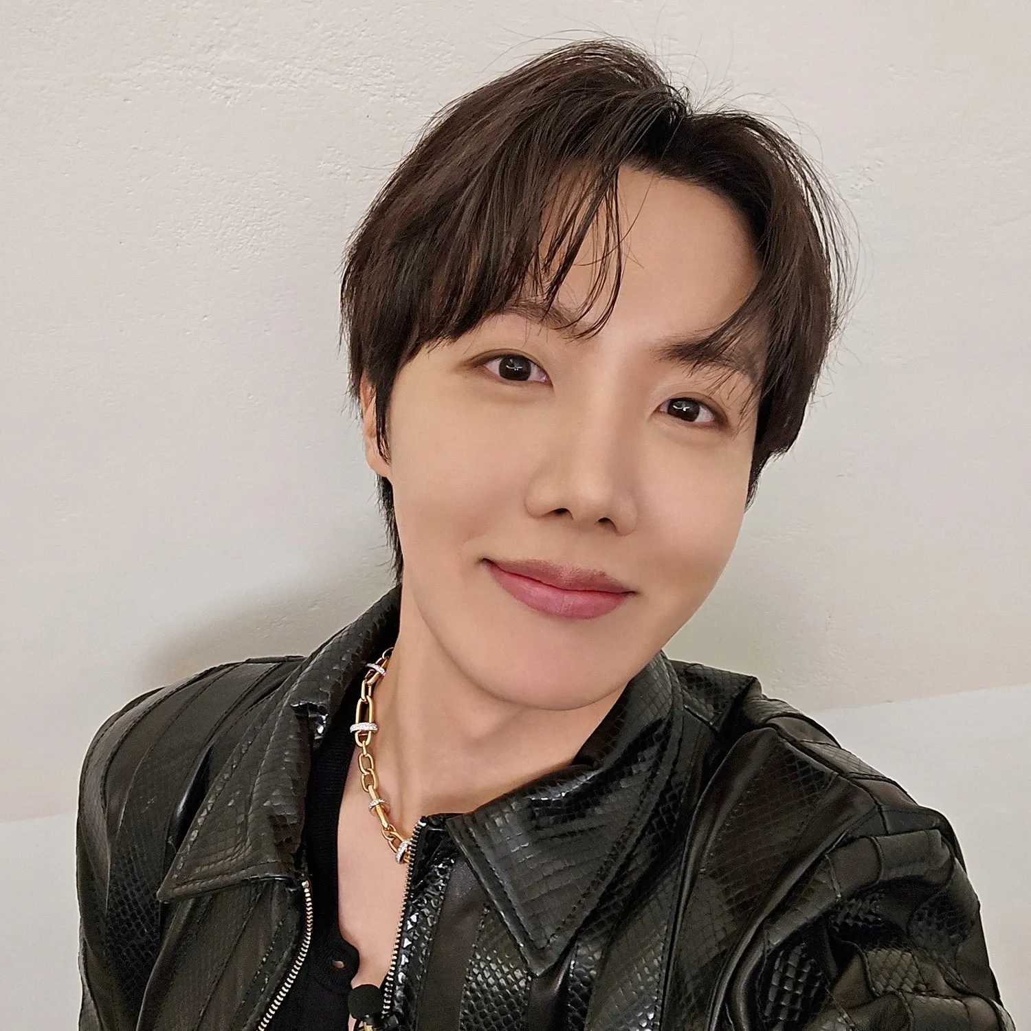 Behind-the-scenes cut of BTS