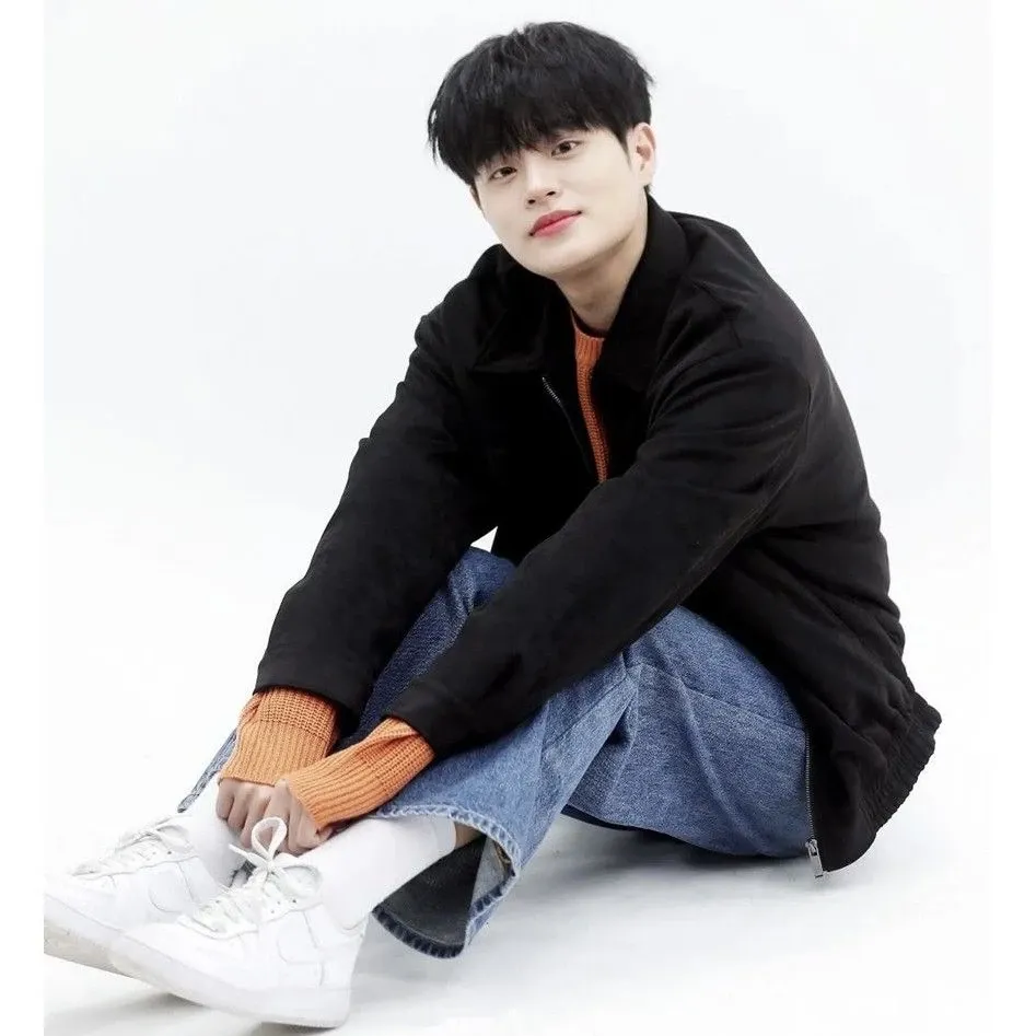 A moment captured by Lee Daehwi (AB6IX)'s fan