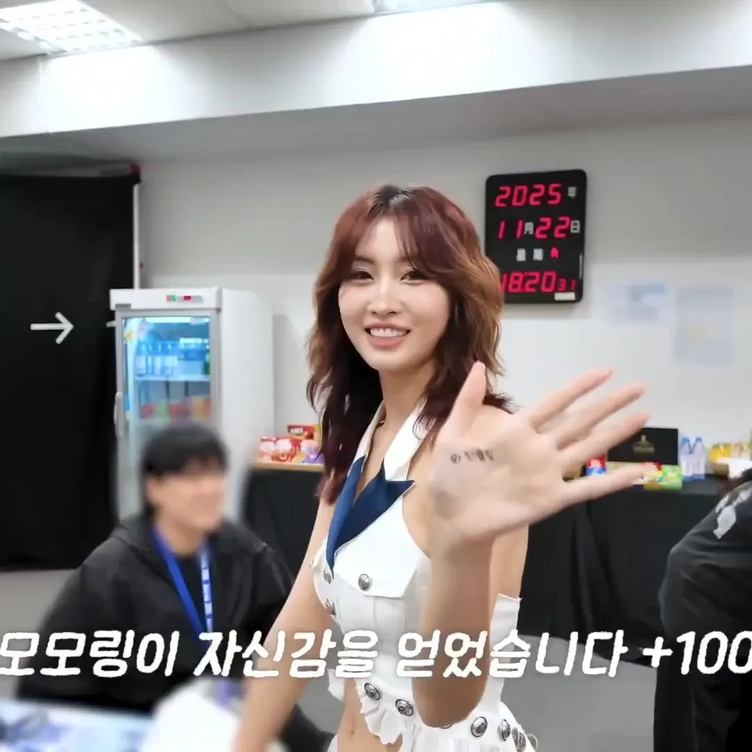 Foto terbaru Momo (TWICE)