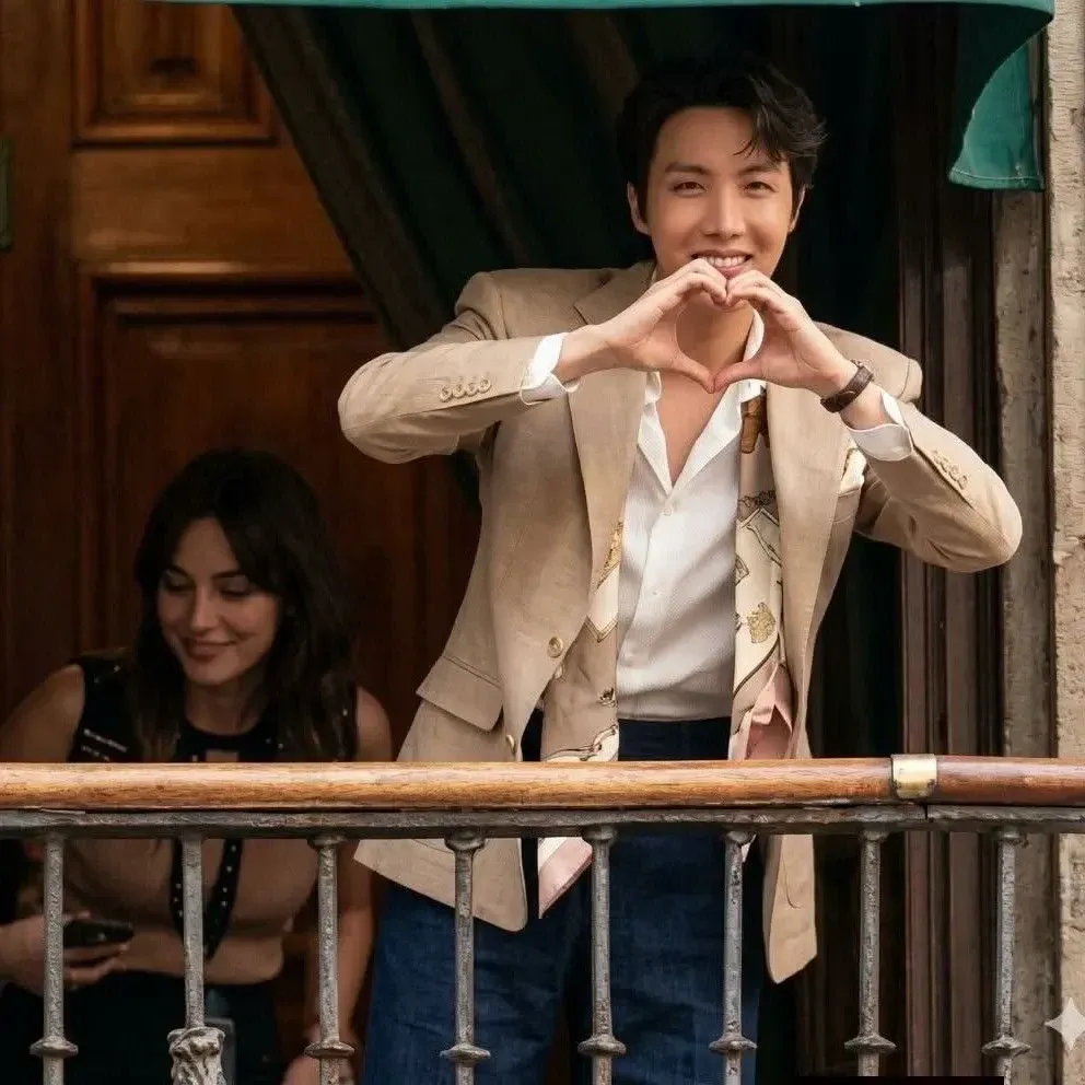 Foto aktivitas terbaru j-hope (BTS)