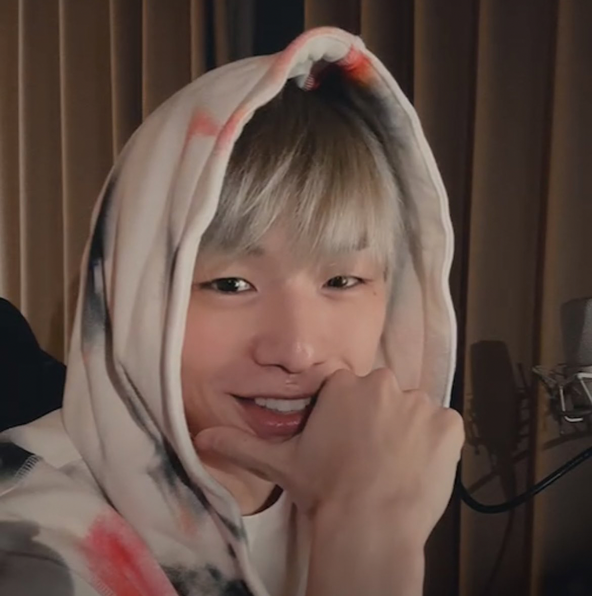 강다니엘의 비하인드 컷
