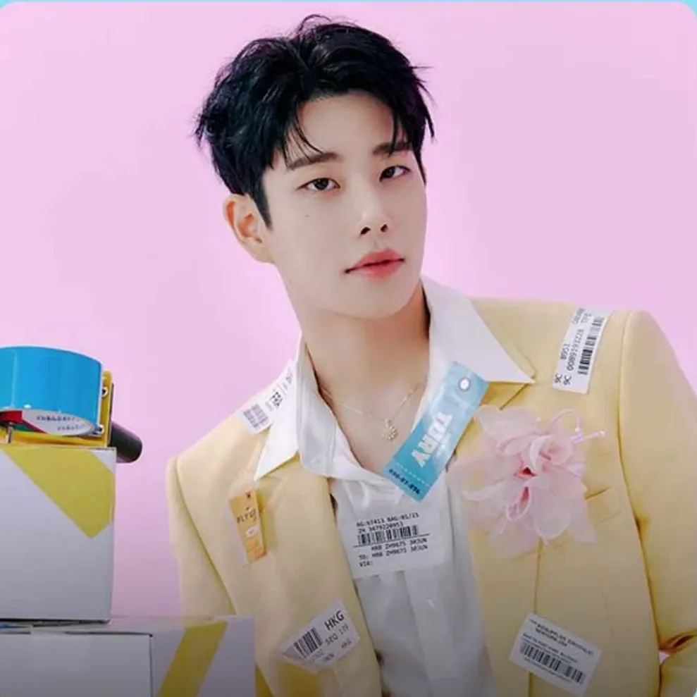 A moment captured by MJ (ASTRO)'s fan