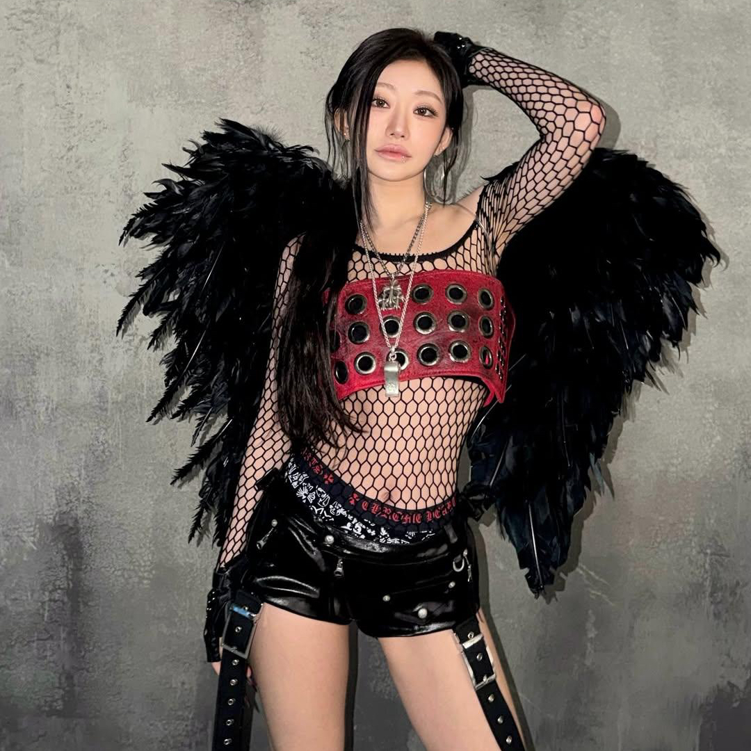 Behind-the-scenes cut of Julie (KISS OF LIFE)