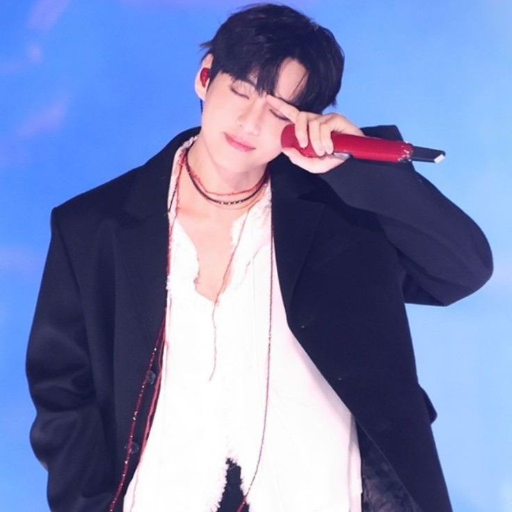 Behind-the-scenes cut of V (BTS)