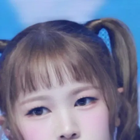 A moment captured by Ye-on (Hearts2Hearts)'s fan