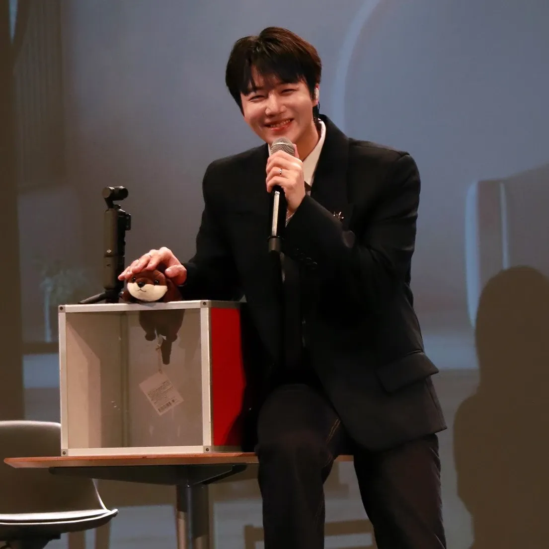A moment captured by Jinho (PENTAGON)'s fan