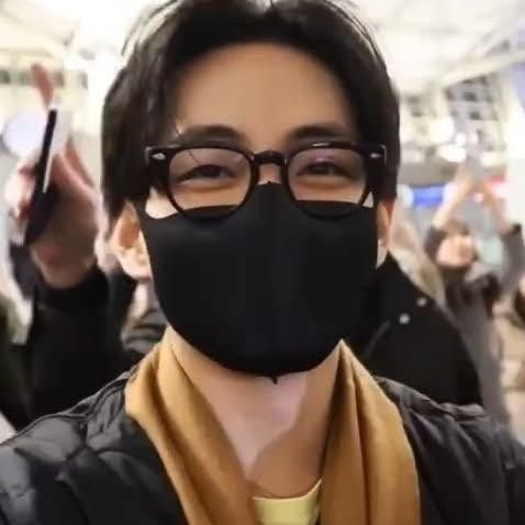 Behind-the-scenes cut of V (BTS)