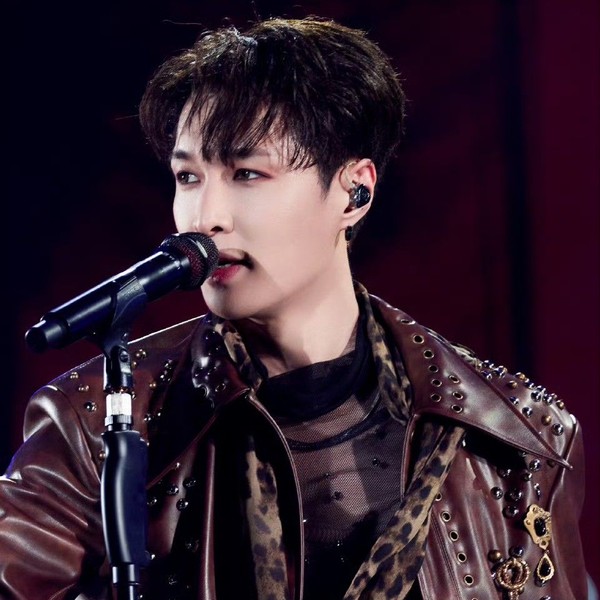 今天在最爱偶像中闪耀的Lay (EXO)代表照片