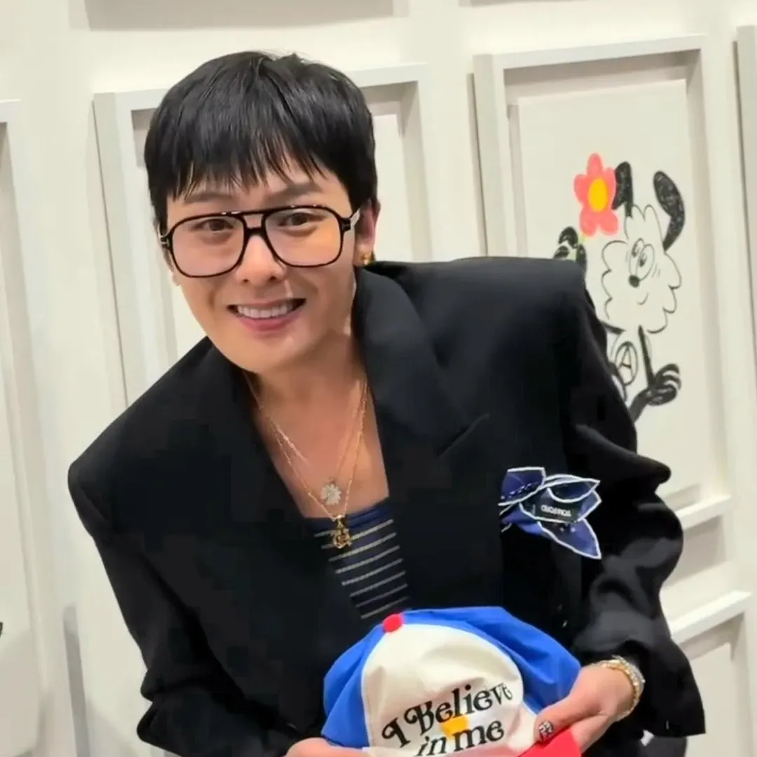 Recent activity shot of G-DRAGON (BIGBANG)