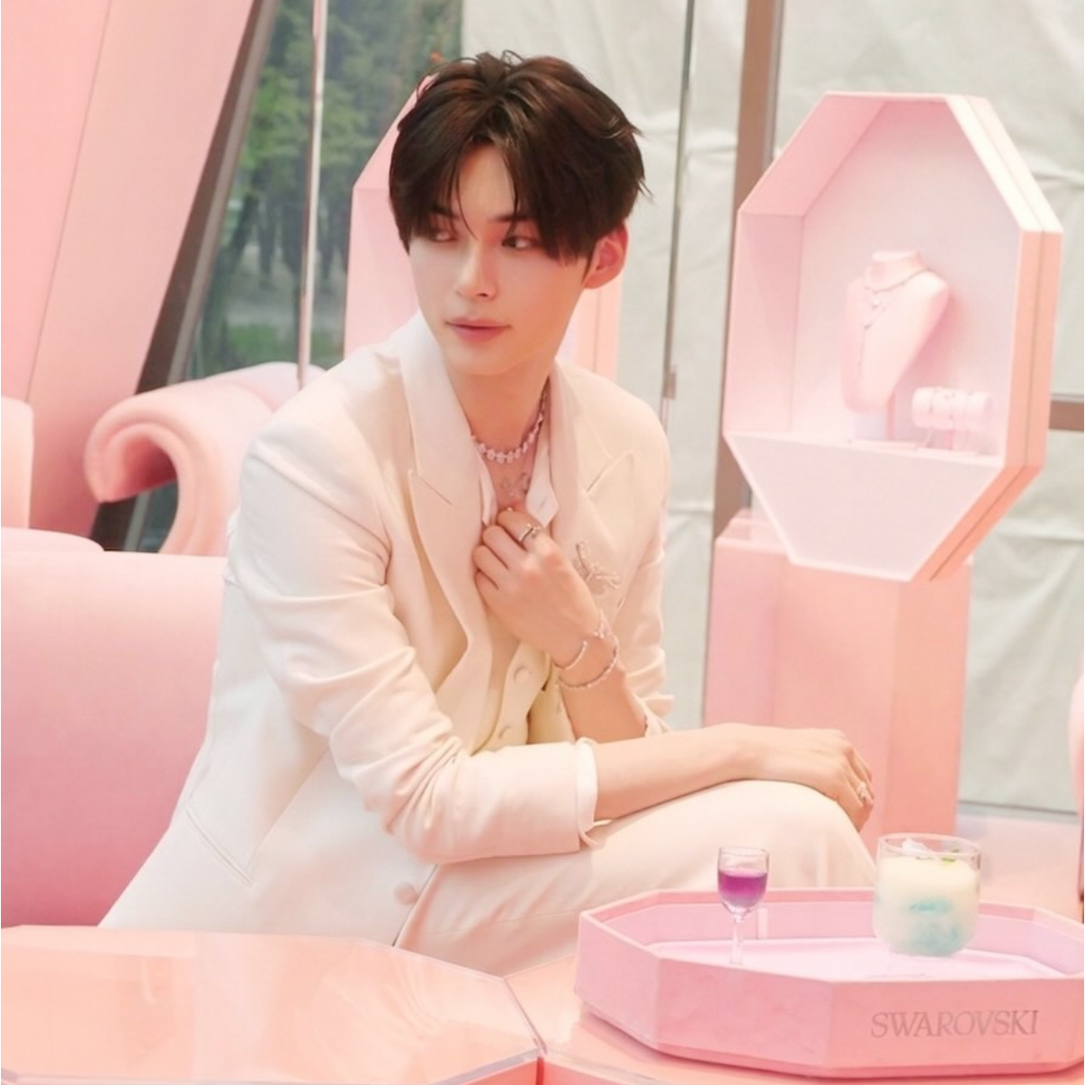 Behind-the-scenes cut of Sung Hanbin (ZEROBASEONE)