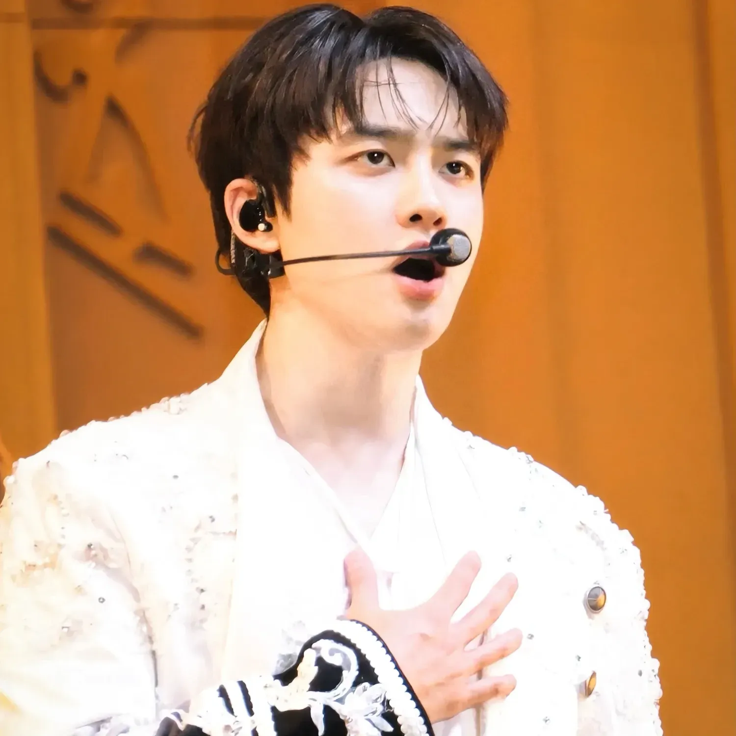 Foto aktivitas terbaru D.O. (EXO)