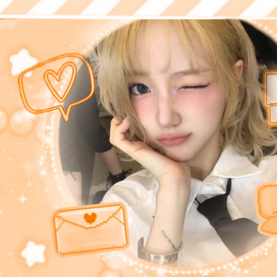 A moment captured by KiiiKiii's fan