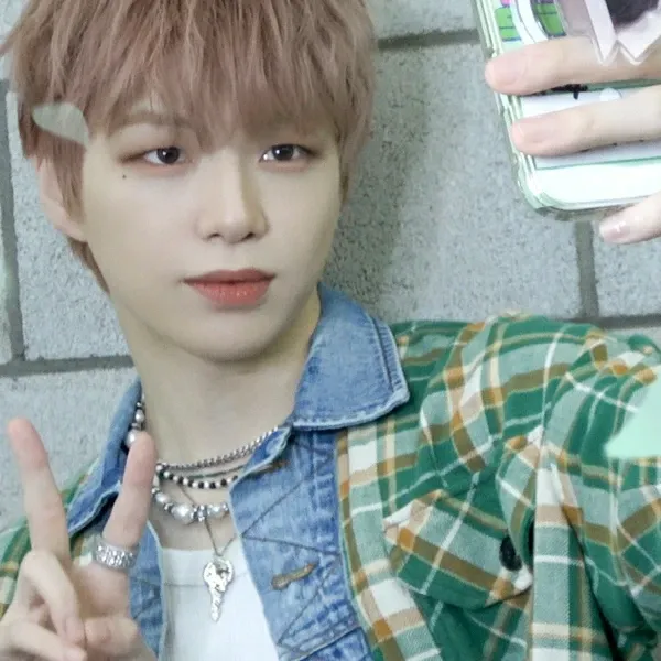 Behind-the-scenes cut of Kang Daniel