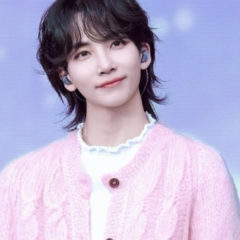 A moment captured by Jeonghan (SEVENTEEN)'s fan