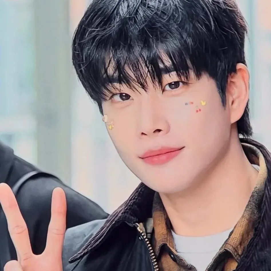 A moment captured by MJ (ASTRO)'s fan