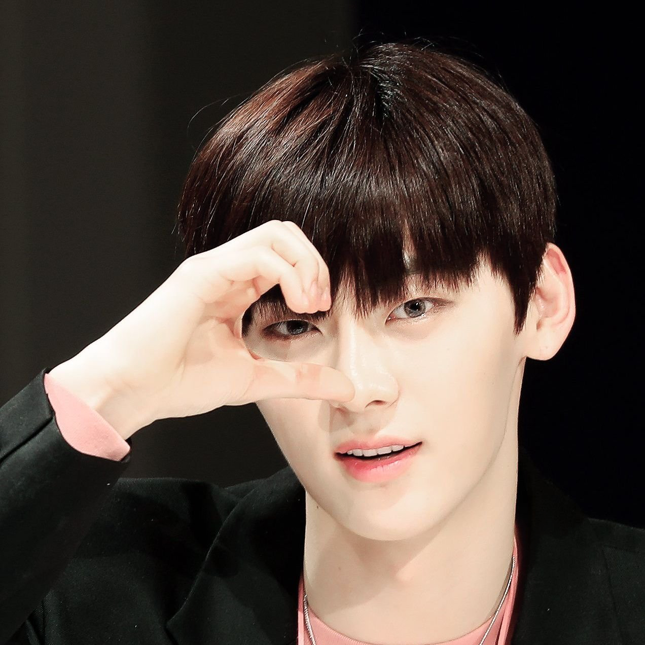 A moment captured by Hwang Minhyun's fan