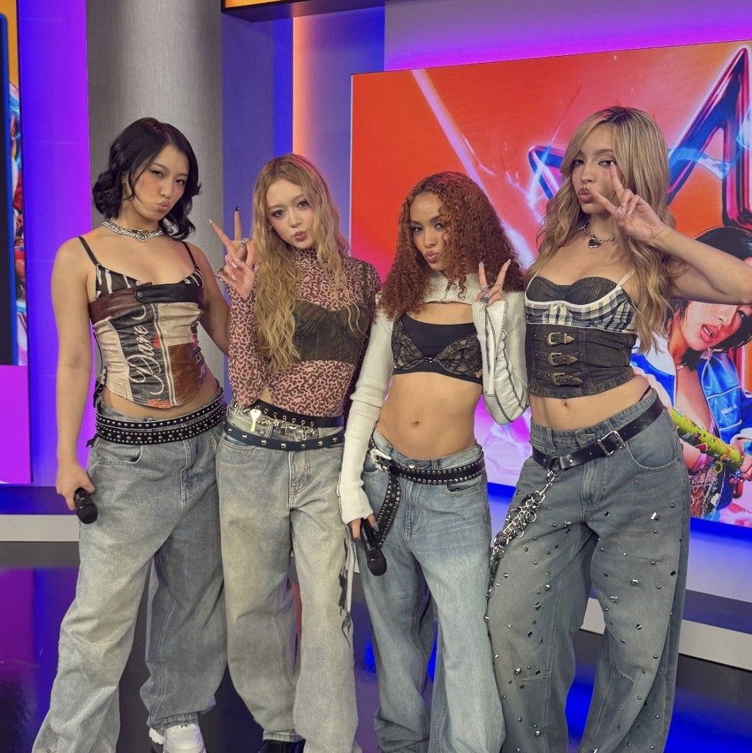 A moment captured by GIRLSET's fan