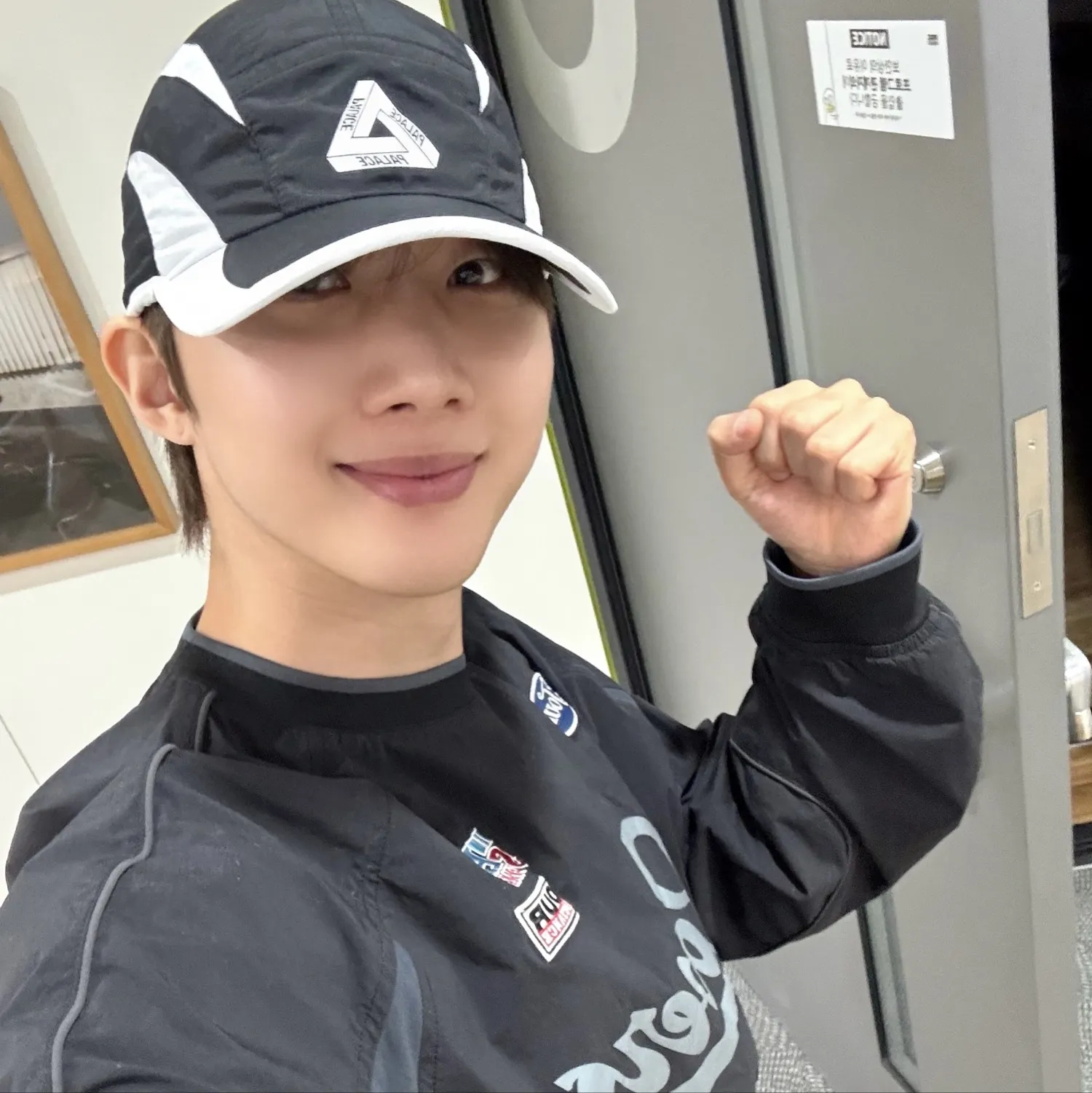 A moment captured by Hui (PENTAGON)'s fan