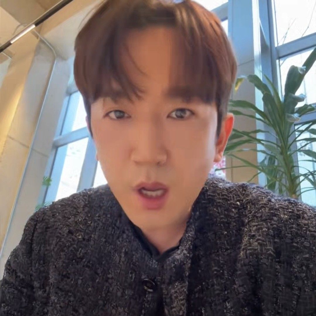 A moment captured by Lee Minwoo (SHINHWA)'s fan