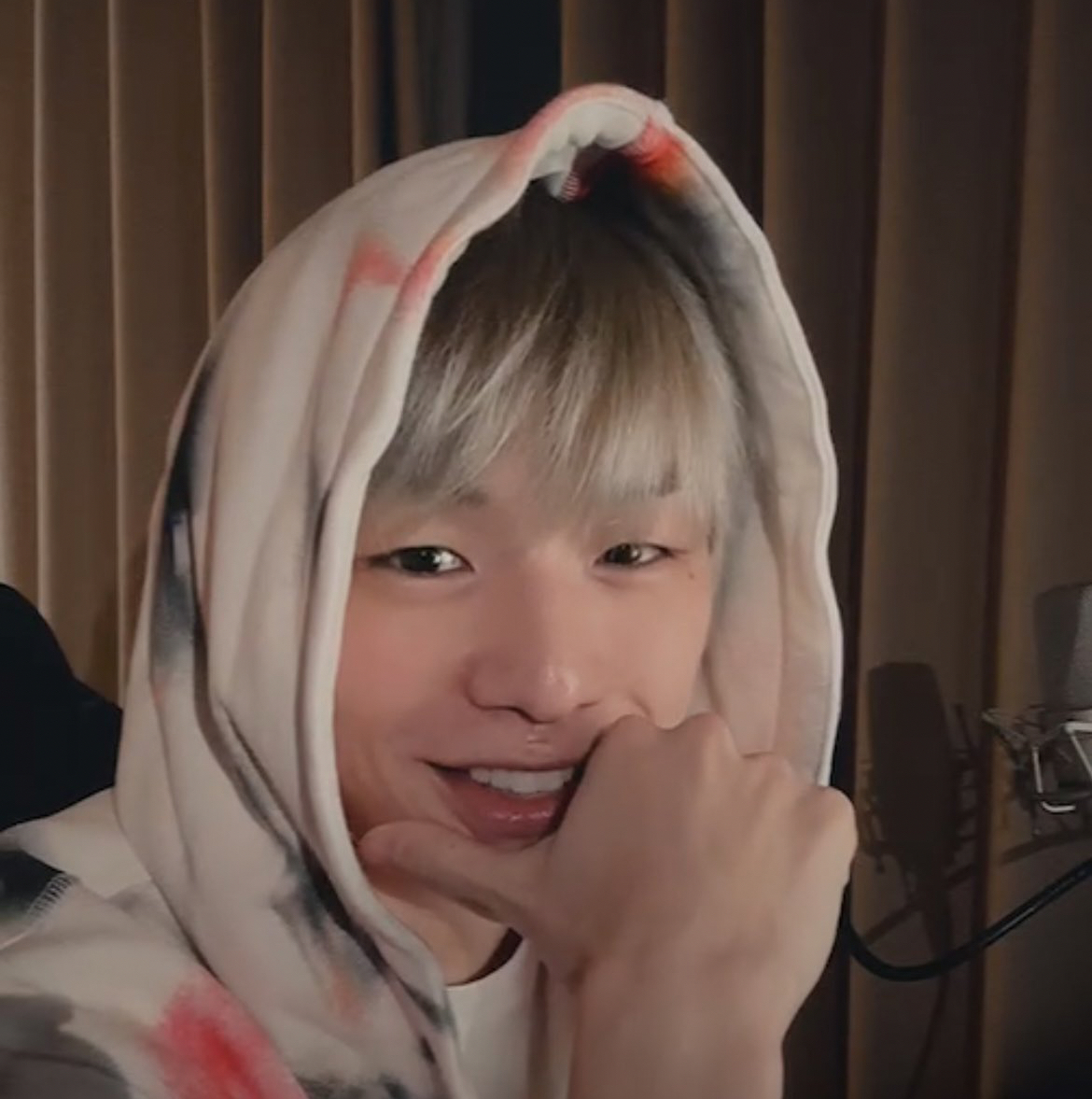 강다니엘의 비하인드 컷