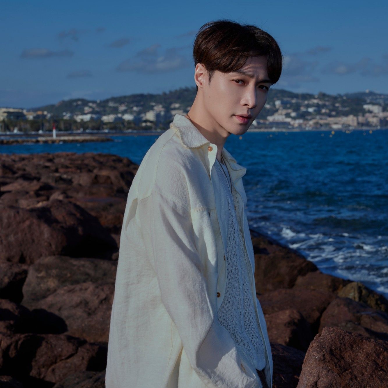 Behind-the-scenes cut of Lay (EXO)