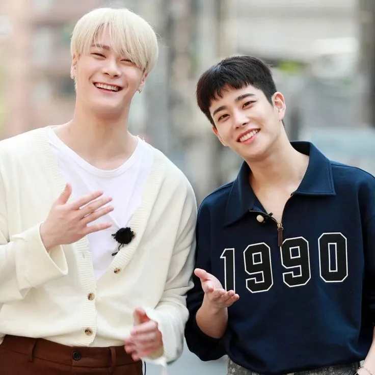 A moment captured by MJ (ASTRO)'s fan