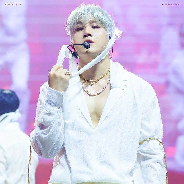 A moment captured by Jinjin (ASTRO)'s fan