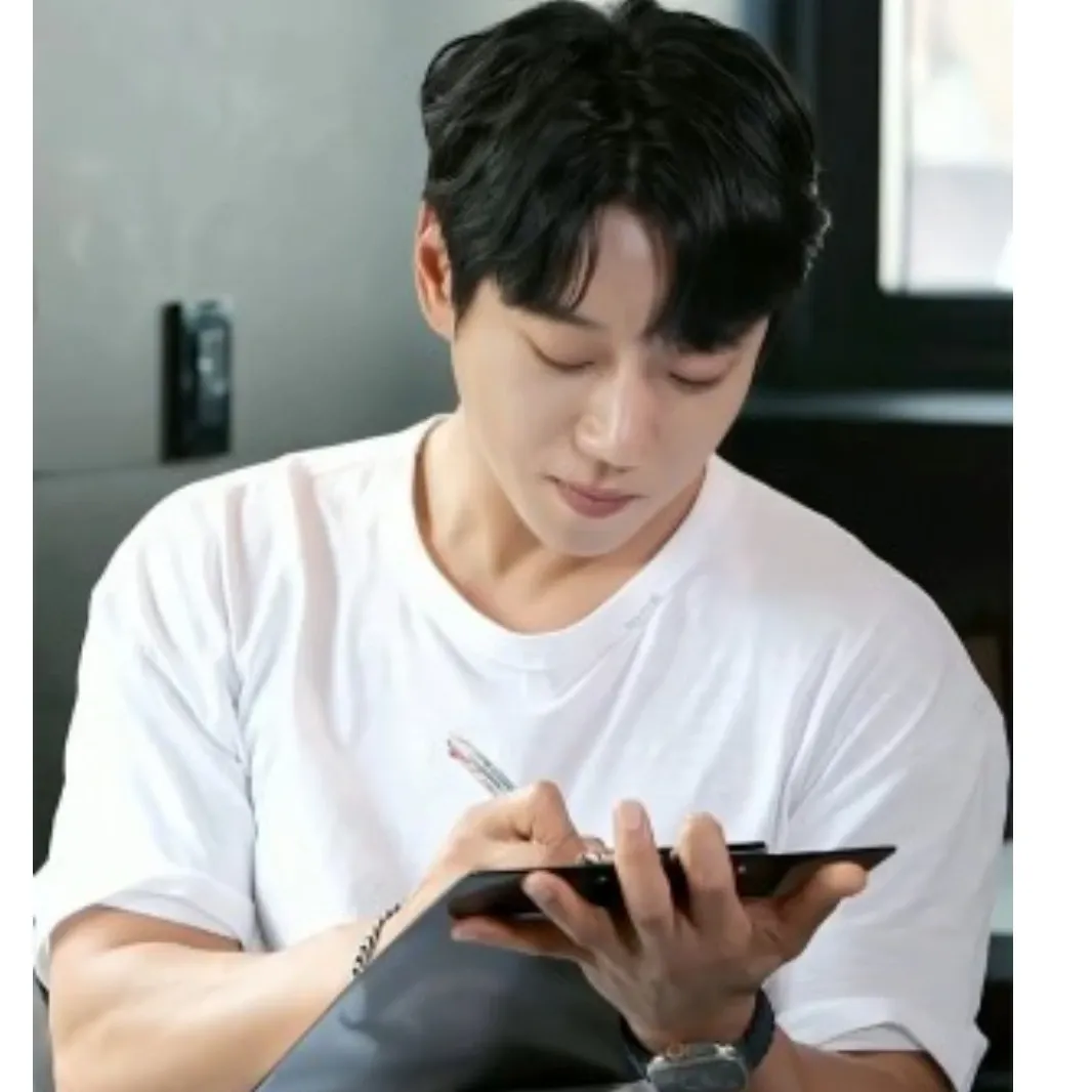 Behind-the-scenes cut of Hwang Chiyeol